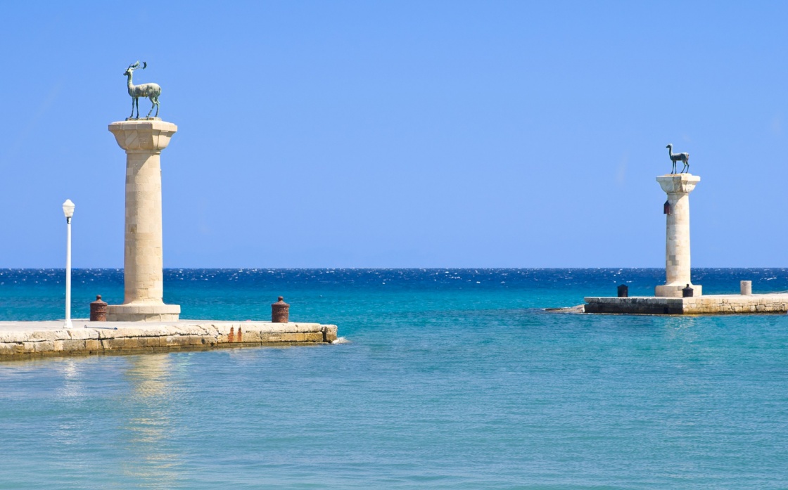 'Statues of deers in harbor of Rhodes city, Rhodes island, Greece' - Родос